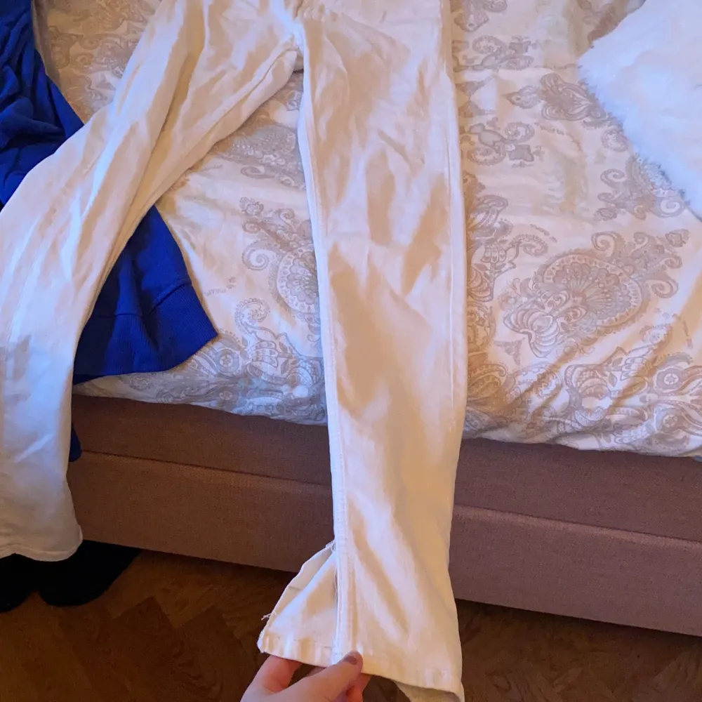 Vita cheap monday jeans passar S och M. Stretchigt material och väldigt långa med en slits nertill.. Farkut & Housut.