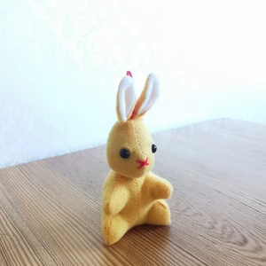 Liten gul kanin - Jättesöt liten gul kanin. Köparen står för frakt. 