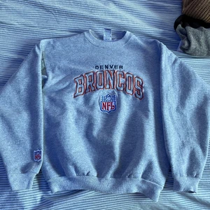 Vintage Sweatshirt  - Vintage NFL Sweatshirt i bra skick. Den är i XL i barnstorlek. När jag köpte den var den markerad som S, men tycker att den sitter som XS.
