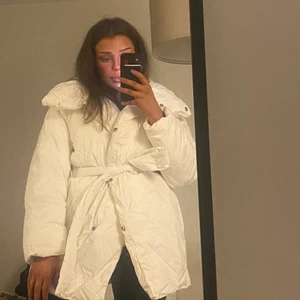 Världens finaste jacka🤍 - Säljer världens finaste GOSjacka. Kritvit och i nyskick, använd ca 3 gånger förra vintern. Verkligen såså fin. Inköpt för 599kr!❤️‍🔥 funkar som jacka till S-L, väldigt anpassningsbar!