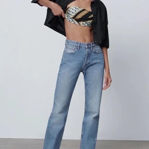Raka jeans  - Säljer mina mid rise straight jeans från Zara! Är 177 cm lång och de går hela vägen till marken på mig. Skriv för fler bilder❤️