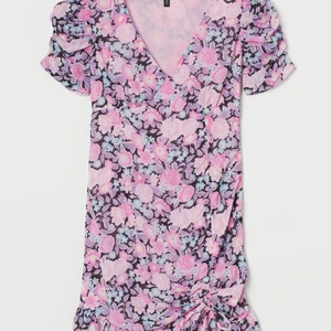 Klänning från hm - Supersöt sommarklänning den hm säljes så den är för stor för mig, använd ca 2-3 gånger. Stl 36