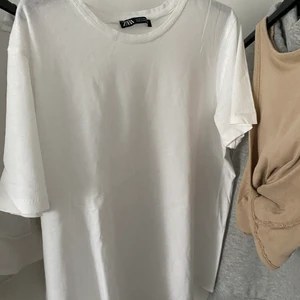 T-shirt Zara - Vit t-shirt från zara i storlek M men liten i passformen så passar S-M:)💞 knappt använd