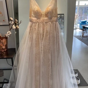 Balklänning/ nyårsklänning i storlek 8 - Använde den under en balmiddag år 2020. Den har inga fläckar osv och är i bra skick. Jag är 170 cm lång och den gick ner till fötterna på mig som ni kan se ovan (hade ej klackar). Franken betalas av mottagaren. <33