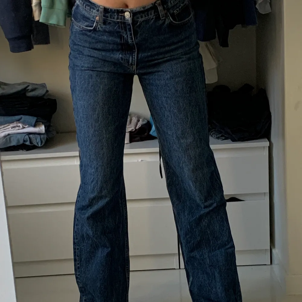 Väldigt höstiga och snygg jeans! Dem är otroligt bekväma och är i storlek 40 då jag gillar dom stora och pösiga och eftersom de inte ska vara för korta för mig med väldigt långa ben. De är jätte snygga och bra skick.. Jeans & Byxor.