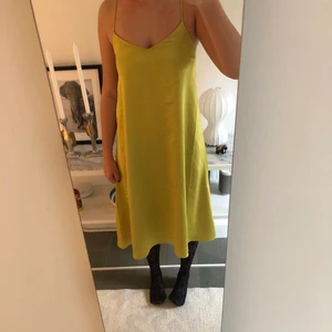 ARKET Satinklänning - Satinklänning i häftig färg ifrån ARKET! Aldrig använd och aäljer då den inte passade mig som jag önskat! Prislappen kvar, 790 kr nypris så mitt pris är ett riktigt kap! 