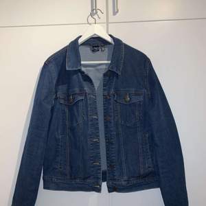 Säljer denna fina oversize Jeans jacka från vero Moda i storlek XL