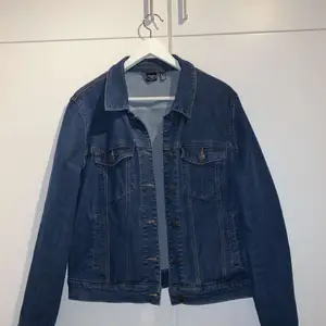 Säljer denna fina oversize Jeans jacka från vero Moda i storlek XL