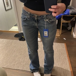 Lågmidjade nudie jeans - Säljer endast vid bra bud🤗 Så snygga lågmidjade nudie jeans🌟🌟 Skriv för fler bilder!!💕💕💕 Står ingen benlängd men är långa på mig som är 160🤞🏼🤞🏼S