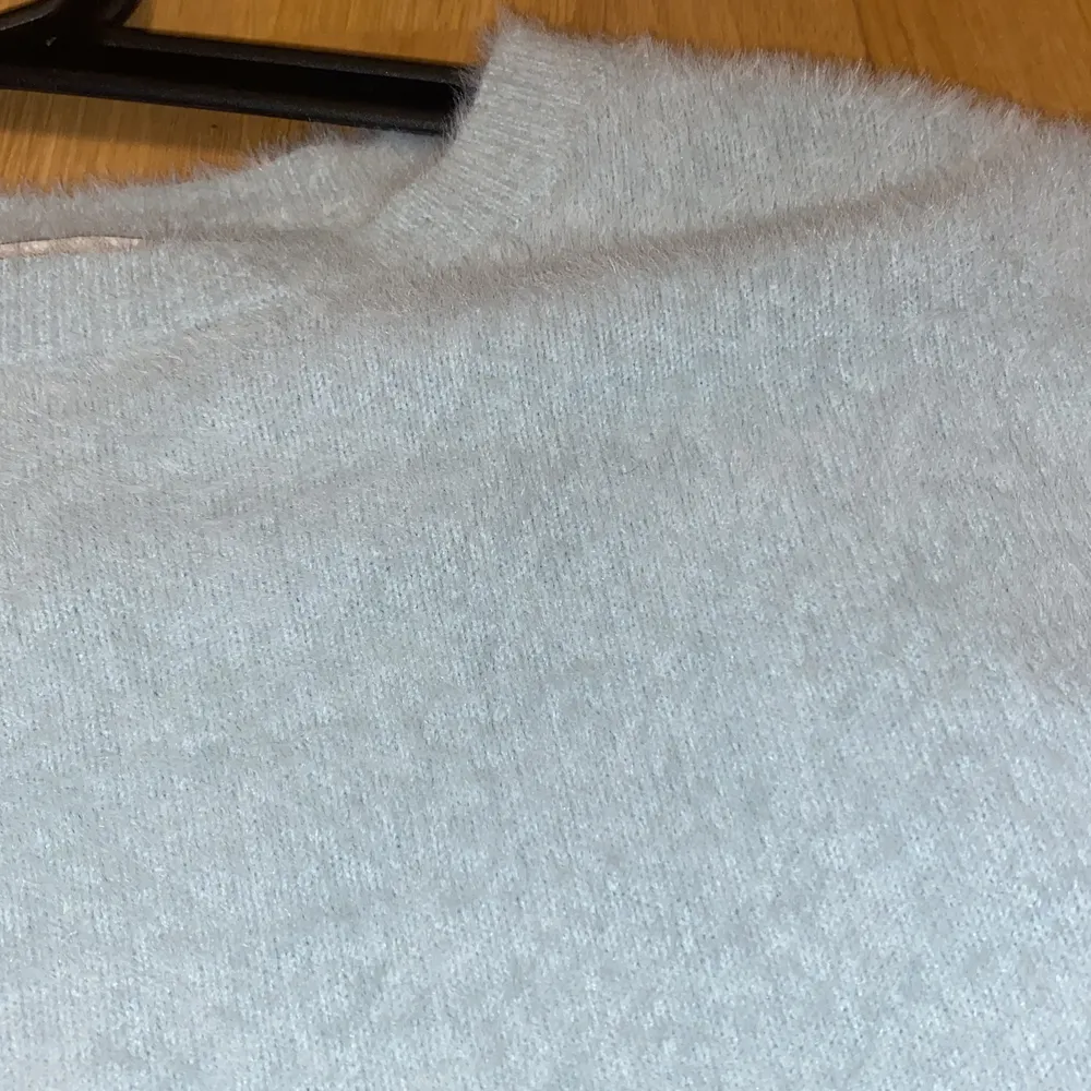 Stickad ljusblå/turkos fuzzy långärmad tröja från pull and bear i storlek S💕 priset är inkl frakt!. Stickat.