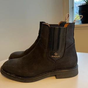 GANT Boots  - Svarta boots från Gant. Använda endast ett fåtal gånger. Är i väldigt bra skick, skicka för mer bild:)) 