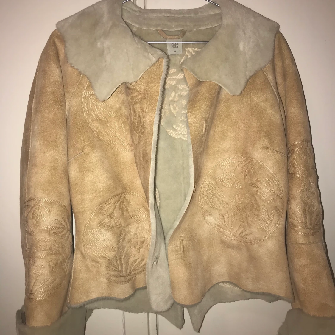 Snygg pälsjacka med brodyr