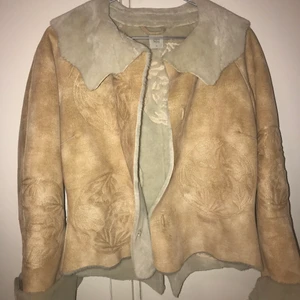 Snygg pälsjacka med brodyr - Cool 70-tals inspirerad fuskpäls med fint brodyrmönster. Perfekt cottage core-jacka för vintern. Väldigt mjuk och skön, knappt använd! 