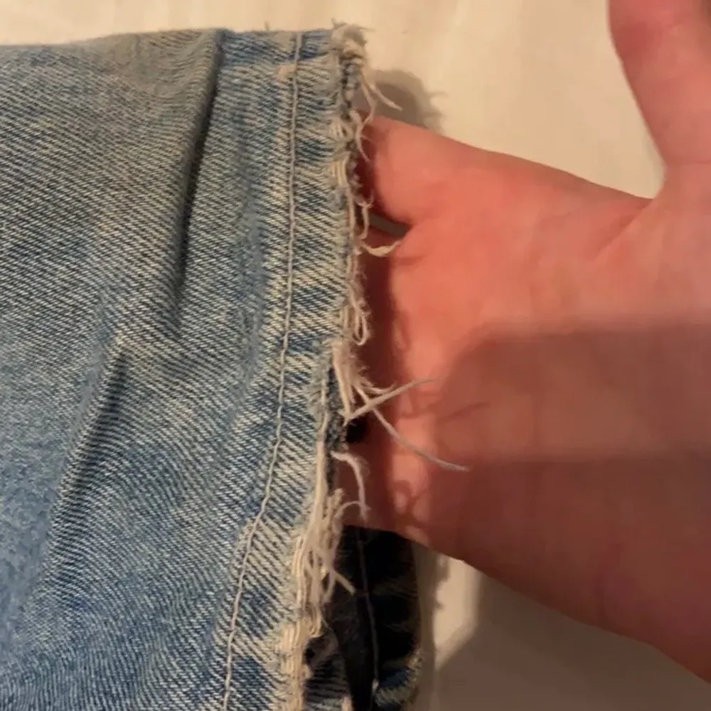 Säljer mina supersnygga weekday jeans som tyvär inte kommer till användning längre! De är rätt så användna så de är lite slitna längst ner som man ser på bild tre men annars är dom i bra kvalitet💕 kan mötas upp i Stockholm och frakta, pris kan diskuteras!💕. Jeans & Byxor.