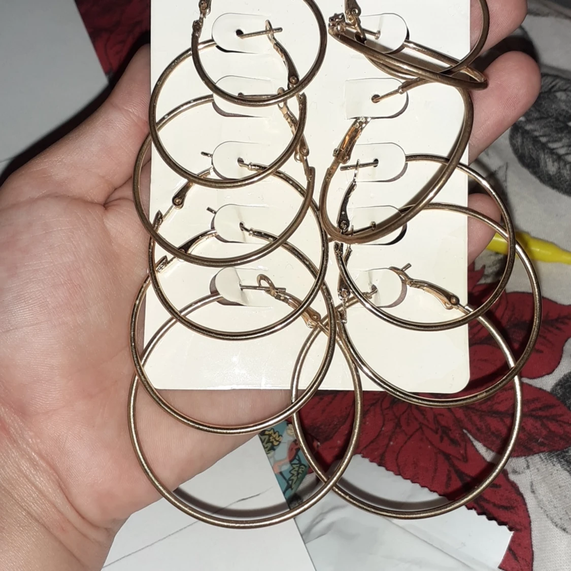 6 olika storlekar av runda örhängen