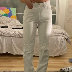 Vita raka jeans från gina!! Hur fina som helst men har en pytteliten röd fläck som knappt syns. Jättefin kvalitet! kostade 500 från början