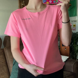 Rosa träningstopp  - Rosa träningstopp i storlek 36, använd men fortfarande i bra skick. Säljer för 40 kr, köpare står för frakten. 💖