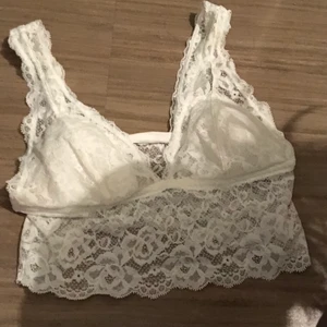 Bralett  - En helt ny bralett, som sitter jätte fint , har kuddar som man kan välja att ta ut eller att ta in