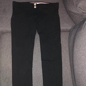 FREDDY PANTS WR UP - Använt en gång bara var lite för små. Har bara legat i garderoben och skräpat så säljer dem nu.