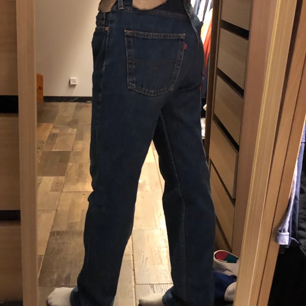 Snygga jeans sitter jätte bra på mig (har 36 & är 168cm, men byxorna blivit för stora på mig nu) storlek W 33 L 32, väldigt bra skick 🌟 390kr+frakt. Jeans & Byxor.