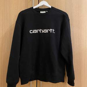 Svart Carhartt sweatshirt i storlek S. Endast använd 2 gånger så nyskick. Köpt ny för 700kr. 