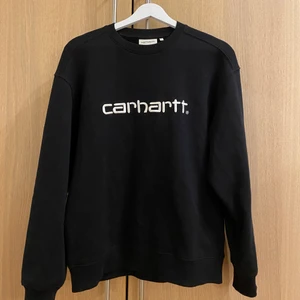 Carhartt sweatshirt - Svart Carhartt sweatshirt i storlek S. Endast använd 2 gånger så nyskick. Köpt ny för 700kr. 