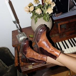 Vintage boots - Vintage boots från 90-talet med 70-talsinspirerad silhuett. Toppskick, jättesköna pga har en iläggssula. 