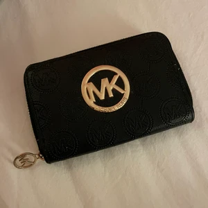 Michael Kors plånbok - En äkta michael kors plånbok som jag fick i present av min syster som köpte den i usa, jätte fint skick💕