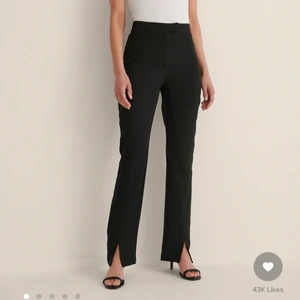 NA-KD kostymbyxor med slits - Säljer mina super snygga kostymbyxor, då dom tyvärr är försmå för mig. Helt nya med lappen kvar!!🤩