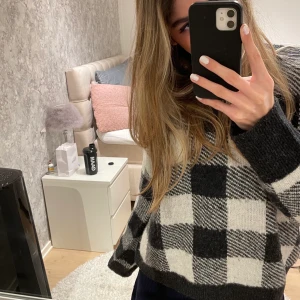 Stickad tröja - Supermysig stickad tröja från hm. Den är i storlek M men brukar normalt ha S. Perfekt nu inför hösten!💗💗🍁