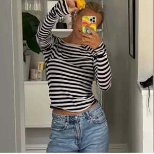 Randig tröja - Randig basic tröja från Lindex! Hör av dig vid frågor eller intresse, köparen står för frakt💖😉 pris kan diskuteras