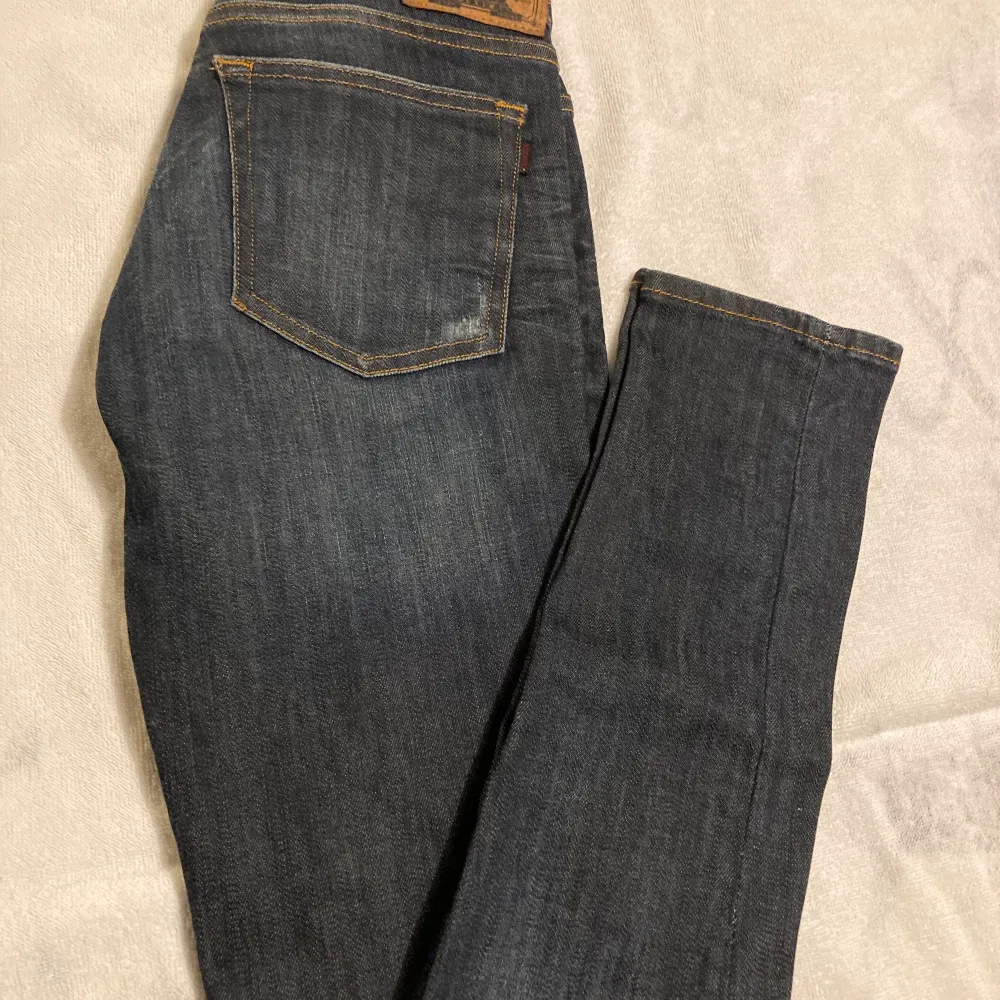 Lågmidjade jeans, hit/low stl 27/32, smala ben. Köpare står för frakt. Jeans & Byxor.