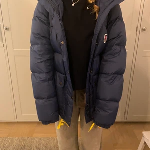 Fjällräven - Hej, söker ENDAST personer som är fullt interiserade av en HELT ny OANDVÄND fjällräven i storlek xs. Den är dam modell i expedition down lite. Jag har aldrig andvänt den och säljer för jag vill köpa en annan jacka. Skriv endast vid intressse. Säker nån som kan köpa dem för runt nypriset och det priset som skulle kännas bäst är 5700 eller 5600🥰 