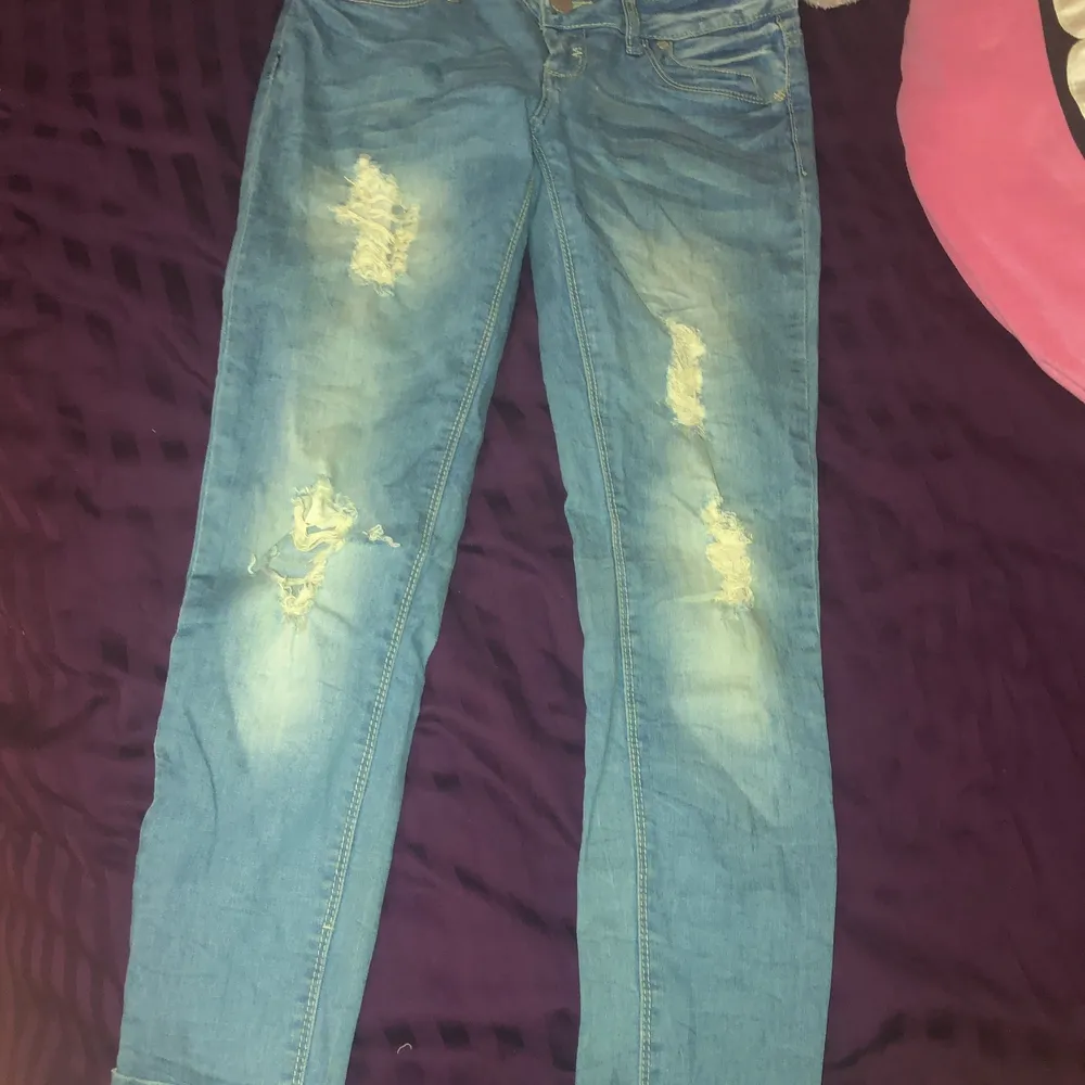Säljer dessa jeans eftersom de inte kommit till användning och är inte min stil! Jätte coola där bak som man ser på bild tre. Jätte fint jeans material. . Jeans & Byxor.