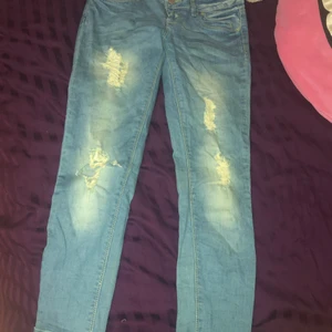 Ljus blåa ihåliga jeans - Säljer dessa jeans eftersom de inte kommit till användning och är inte min stil! Jätte coola där bak som man ser på bild tre. Jätte fint jeans material. 