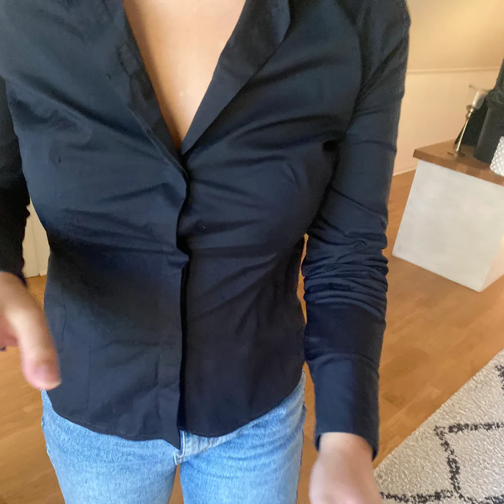 En jätte snygg svart skjorta i strl S som sitter riktigt snyggt, säljer pågrund av att den tyvärr sällan kommer till användning💝💝. Tröjor & Koftor.