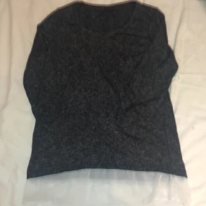 Söt tröja med detalj i botten - Säljer tröjan då den inte passar mig särskilt bra. Den är i väldigt bra skick och är stretchig så en S hade kunnat ha på den om lite tajtare armar inte stör 😊 Samfraktar gärna om man vill ha annat 💕