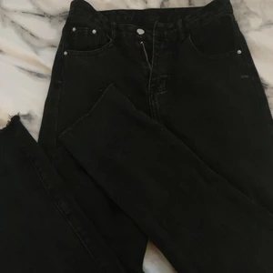 Sköna Mom jenas ifrån SHEIN. - Nu säljer jag dessa jeans ifrån SHEIN då dom blivit för små. Super sköna i både material men också passform. Dom är i storlek XS och kan vara både små i storleken men också lite stora.