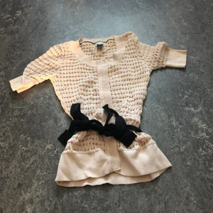 Kofta H&M rosa xs - Kofta rosa knäppning med svart band till ur gullig. Aldrig använd.