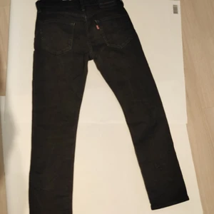LEVIS PREMIUM SVARTA JEANS 29W 32L - Tvättat 2 gånger, använd 6 (gissning) Nyköpt 1200kr Second hand butik får man det som bäst för 700kr, har kollat överallt. Säljes pga för liten.
