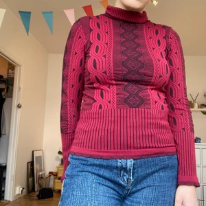 Vinröd tröja - Vinröd tröja köpt second hand!! Väldigt stretchig. Polokragen kan vikas ner (som på bilderna) eller va högre om man vill. Riktigt ball!!
