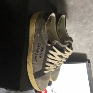 Saint Laurent skor - Ett par riktigt fina saint Laurent skor i storlek 42, box sko väska/tygpåse, och tags finns, dem ska vara ripped, nypris 4700