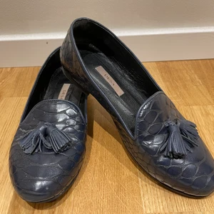 Clasic flat shoes, navy blue colour,35.5 - İt is very clean and clasic. Brand name is Desa.