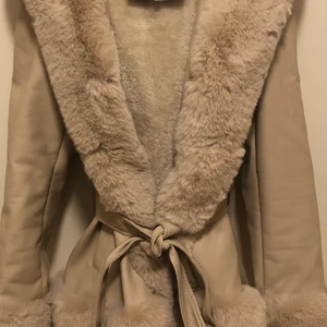Päls kappa  - Helt ny använt bara en gång storlek XL passar även M&L Håller en varm finns även päls inuti ,äkta päls  , byte går även bra 