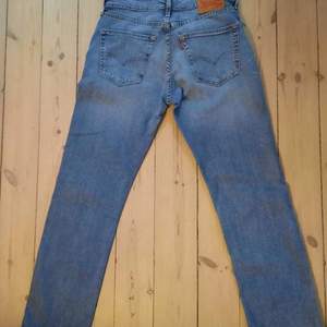 Jeans från Levis i nyskick! Endast provade. Storlek 31 x 32. Nypris 1300. Säljs för 700. Fri frakt!