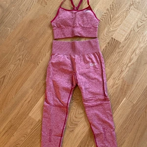 Träningsset Icaniwill nyskick - Aldrig använt, XS i sportbh M i tights (men dom är som XS, väldigt små i storleken)
