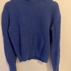 Blå stickad tröja  - Blå stickad tröja, köpt på MQ. I stl xs. Använd ett par gånger med fint skick!💙