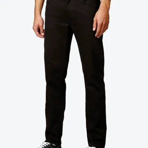 LEE JEANS DAREN - Säljer pga rensing i garderoben. Skulle säga att dom är i nyskick då jag knappt använt dom. Byxorna är slimfit och jeansen är raka från knäna ned till vristerna, mellanhög midja. Storlek W29 L32