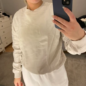 Beige tröja - Beige tröja, nästan aldrig använd strl M från nakd