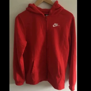 Röd tröja - Röd zipup hoodie från Nike. Är barnstorlek XL så motsvarar ungefär till vanlig xs-s. Köparen står för frakten🥰